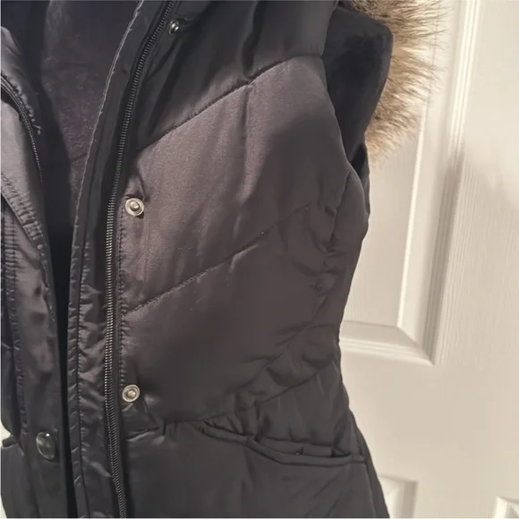 Women's Black Puffer Vest with Faux Fur Trim - Picture 2 of 6